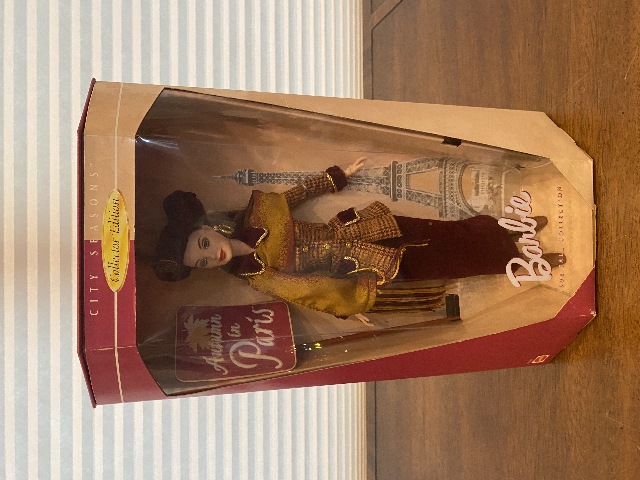 1997 COLLECTOR EDITION  AUTUM IN PARIS CITY SEASONS Barbie Doll Mattel 19367