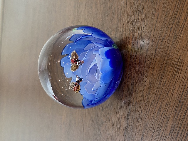 BEAUTIFUL Dynasty Gallery Heirloom Collectibles Blue Floral Paperweight 2.25"H