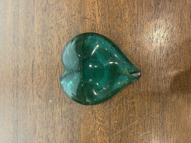 STUNNING Green Art Glass Heart Shaped Paperweight 3.75"L