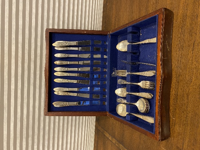 VTG 51 PIECE L & GEORGE H. ROGERS Co X/Tra Oneida LTD SILVERPLATE Flatware Set