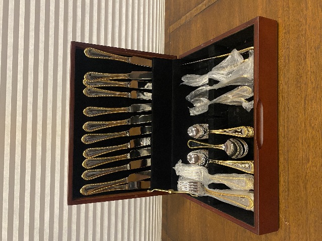 66 PIECE Cambridge Silver VERONA Stainless China Gold Accent Flatware Set