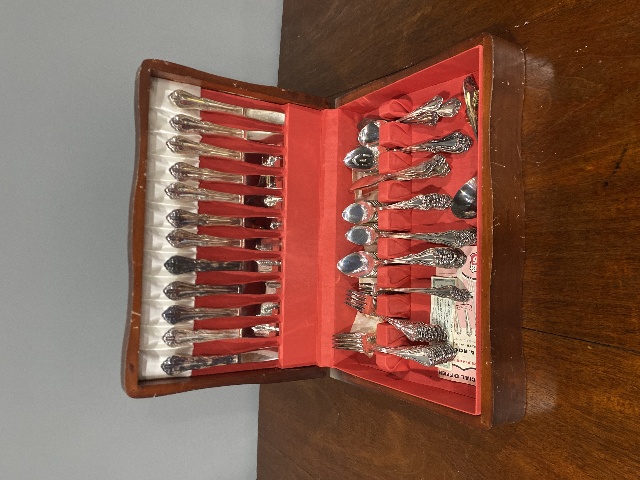 104 PIECE WMA ROGERS SILVER OVERLAID CHALICE ONEIDA LTD SILVERPLATE Flatware Set