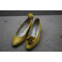 Beene Bag Italian Vinyl Pump with Detachable Floral decorations