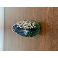 STUNNING Glass Eye Studio Green Iridescent Egg Shaped Paperweight W/Bubbles 3.5"