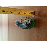STUNNING Glass Eye Studio Green Iridescent Egg Shaped Paperweight W/Bubbles 3.5"
