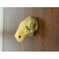 STUNNING VTG FENTON Yellow/Green Floral PAINTED Frog Figurine W/LABEL SIGNED 3"L