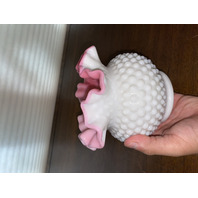 BEAUTIFUL VTG FENTON White Hobnail PEACH BLOW Ruffled Art Glass Vase 5"H