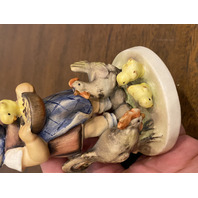 RARE VTG Goebel Hummel FEEDING TIME Figurine #199 5.5"H, TMK2 FULL BEE