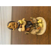 RARE VTG Goebel Hummel FEEDING TIME Figurine #199 5.5"H, TMK2 FULL BEE