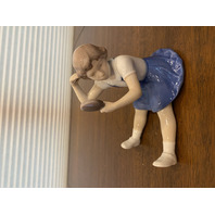 VTG BING & GRONDAHL Girl Combing Porcelain Figurine #2318 5"H DENMARK