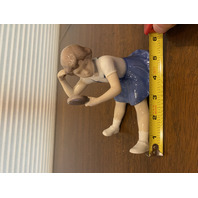 VTG BING & GRONDAHL Girl Combing Porcelain Figurine #2318 5"H DENMARK