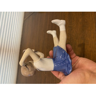 VTG BING & GRONDAHL Girl Combing Porcelain Figurine #2318 5"H DENMARK