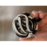 GORGEOUS TONY CRAY Black & White Abstract Swirl Art Glass Paperweight 3"W SIGNED