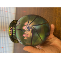 VTG 1998 ROBERT EICKHOLT Green Iridescent Abstract Art Glass Vase 5.5"H SIGNED