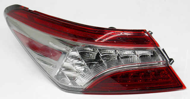 Blemished Lens is chipped. FITMENT NOTES: Clear lens, full LED type with LED turn signal. Left (driver) side, Quarter panel mounted. ONLY for XLE and XSE models, and 2020 models with build date thru 09/2020. Lens surface may have minor marks. May have other minor imperfections. Please match part numbers before purchasing.** ### Photos ![