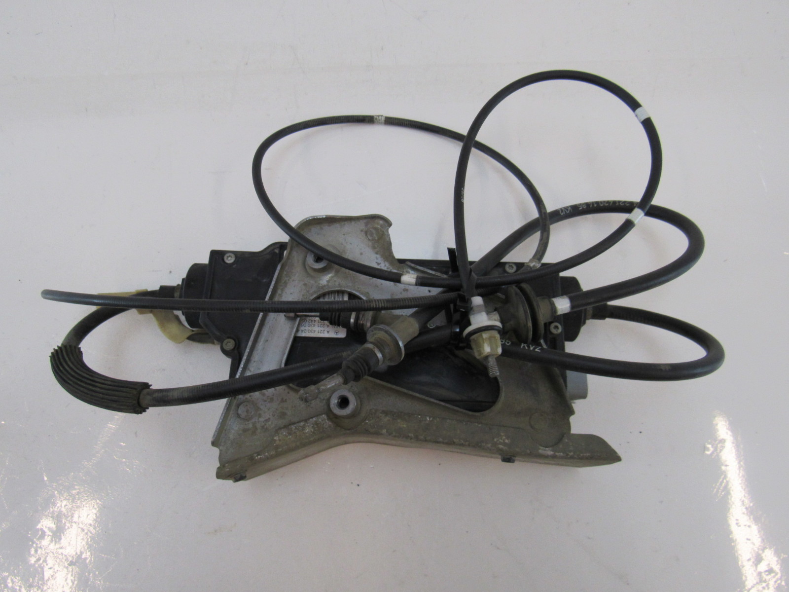 09 Mercedes W221 S600 S550 parking brake motor actuator 2214302449 S