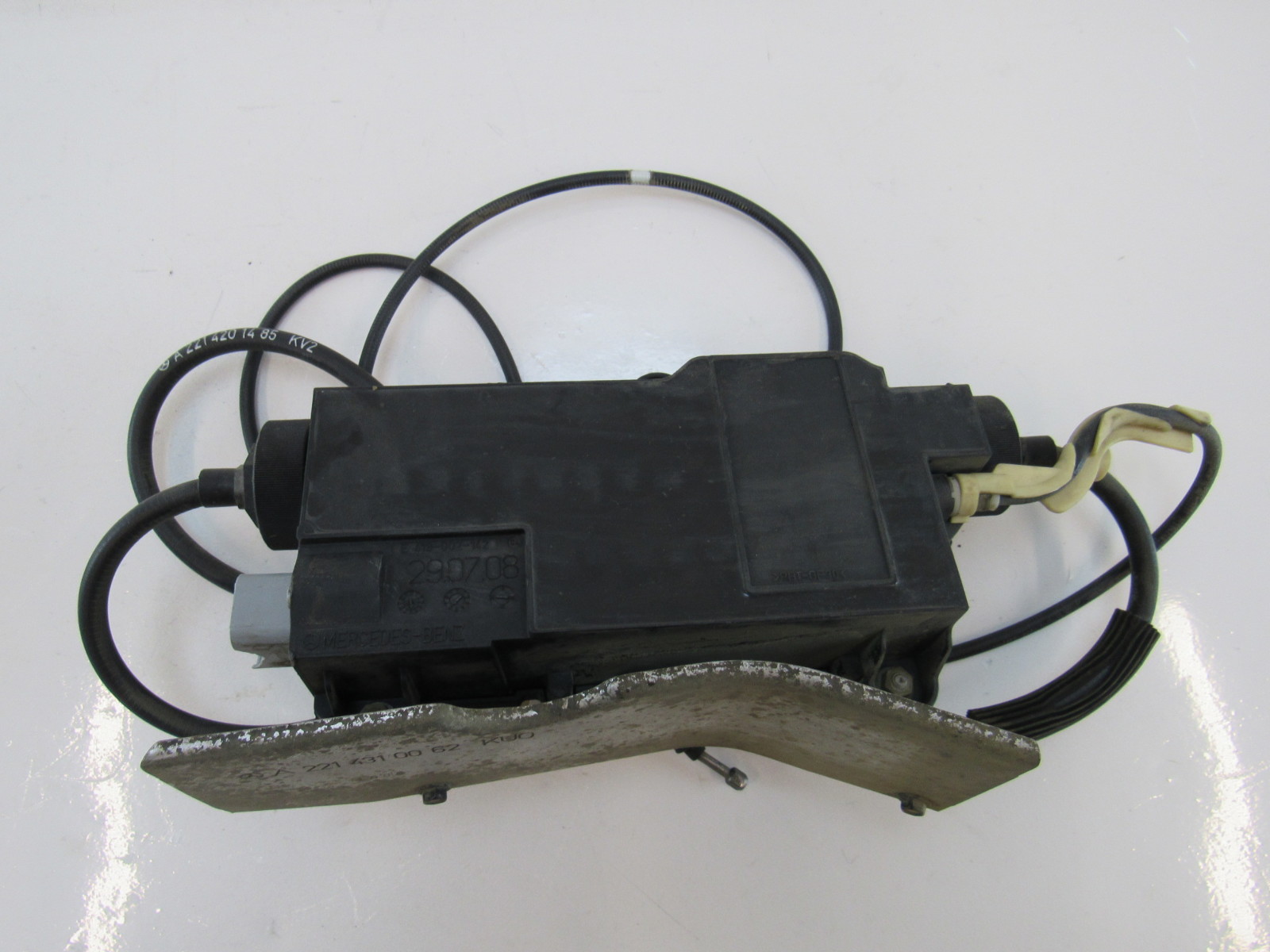 09 Mercedes W221 S600 S550 parking brake motor actuator 2214302449 S