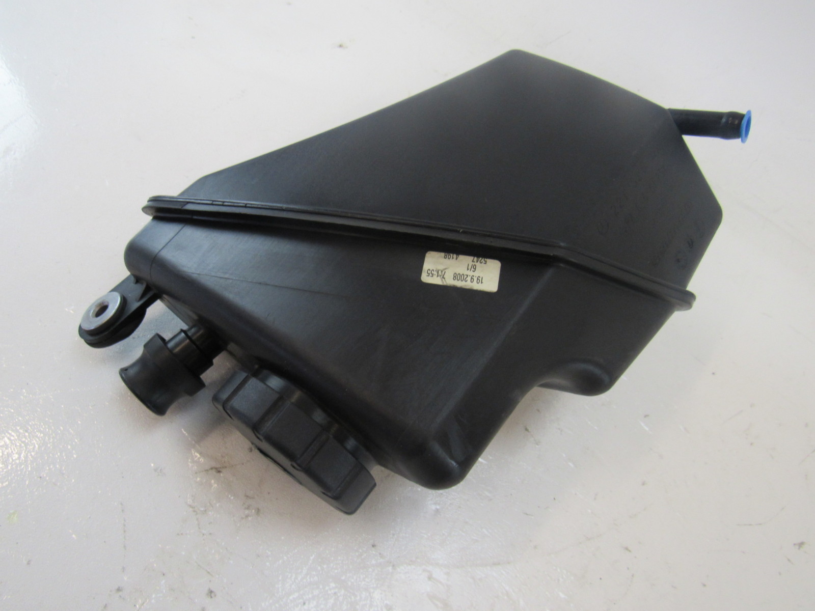 Mercedes W221 S550 S600 tank, suspension fluid reservoir 2213200214 hydraulic oil S Auto Parts