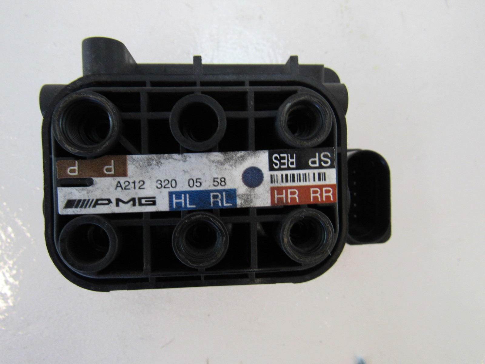 Mercedes W212 E63 E550 valve block, air suspension 2123200558 S Auto
