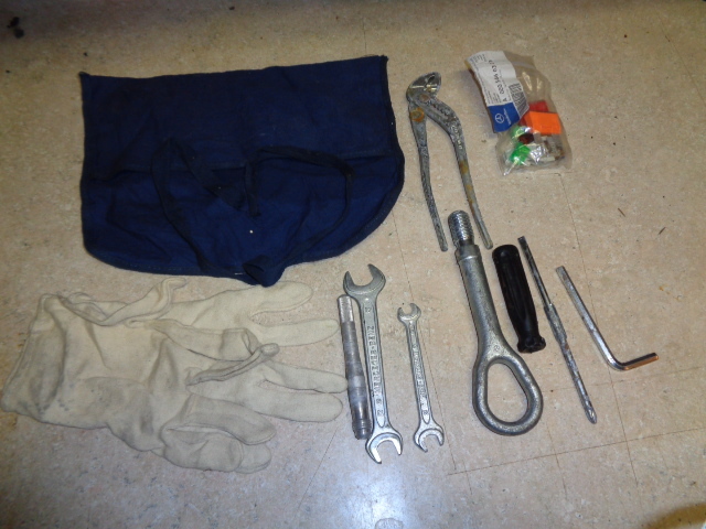 2003-06 Mercedes R230 SL500 tool kit tow hook