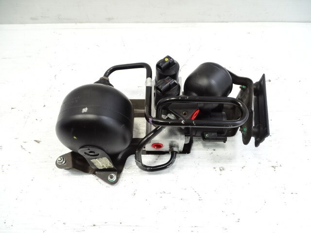 03 Mercedes R230 SL500 valve block, ABC suspension, rear 2203200358