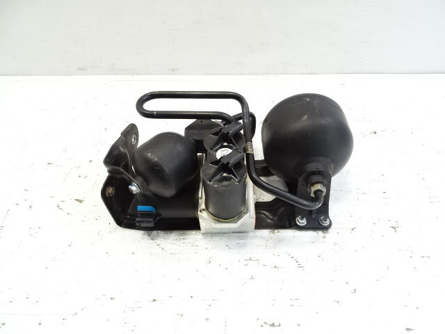 03 Mercedes R230 SL500 valve block, ABC suspension, rear 2203201258