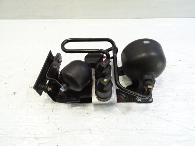 04 Mercedes R230 SL500 valve block, ABC suspension, rear 2203200358