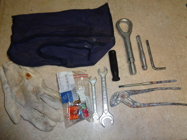 03-06 Mercedes R230 SL500 tool kit tow hook