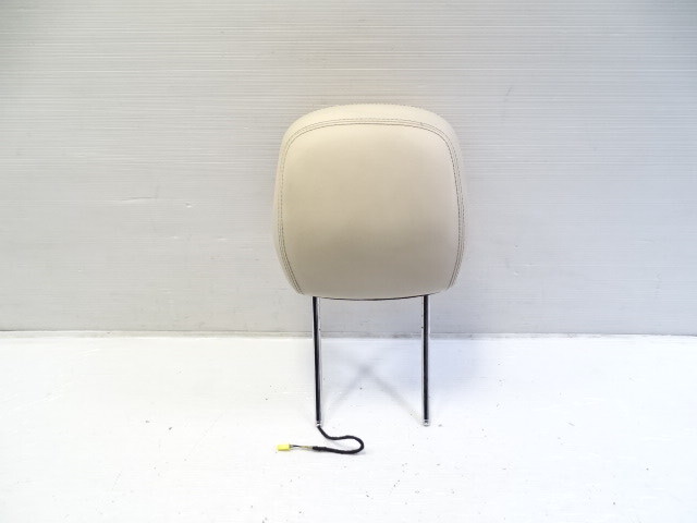 12 Mercedes W204 C63 headrest active, left / right ivory AMG coupe