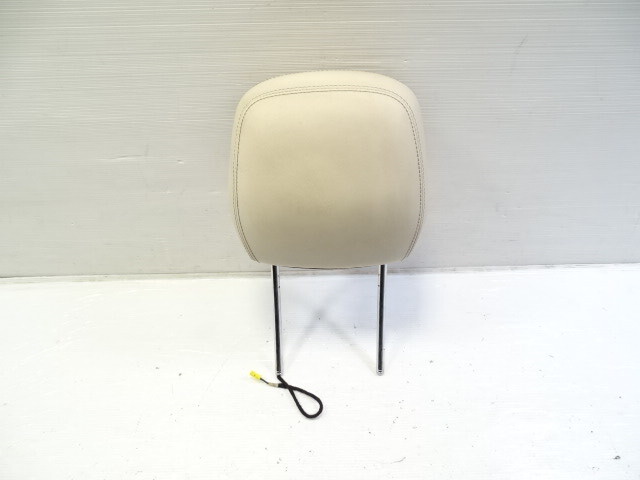 12 Mercedes W204 C63 headrest active, left / right ivory AMG coupe