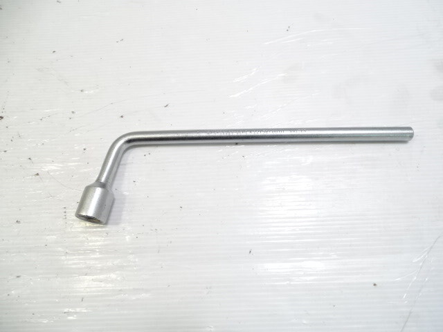 12 Mercedes W204 C63 wrench lug nut tool 17mm, 2215810001