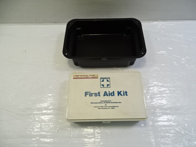 80 Mercedes W116 300SD first aid kit, w/tray holder 9008650850