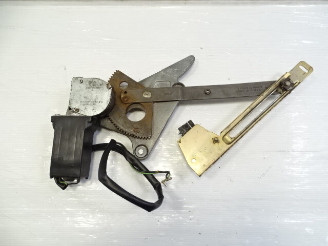 80 Mercedes W116 300SD window motor and regulator, left rear 0130820063 1167302146