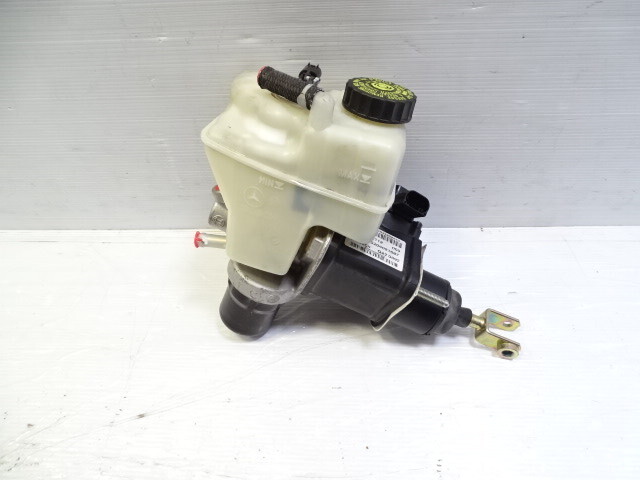 06 Mercedes R230 SL500 brake booster and master cylinder, 0004300112