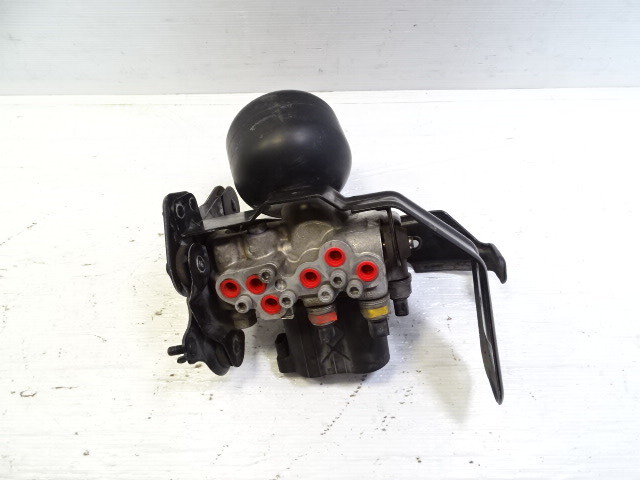 08 Mercedes R230 SL550 valve block, ABC suspension, front 2213200258