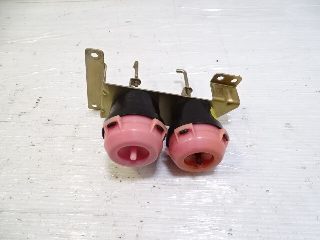 84 Mercedes R107 380SL vacuum valve actuator for fresh air flaps right, 9062100162