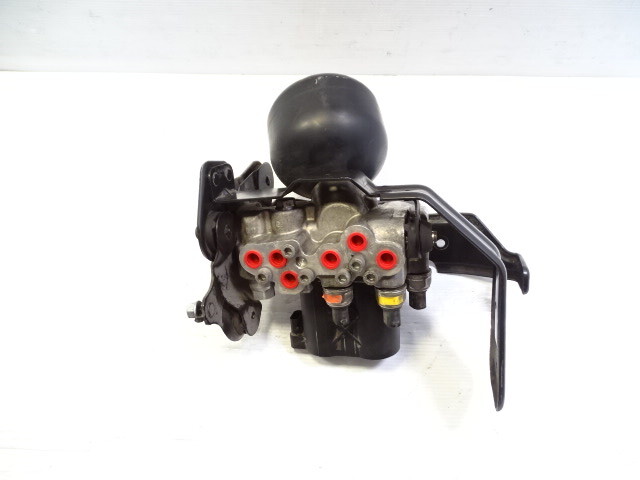 08 Mercedes R230 SL550 valve block, ABC suspension, front 2213200258