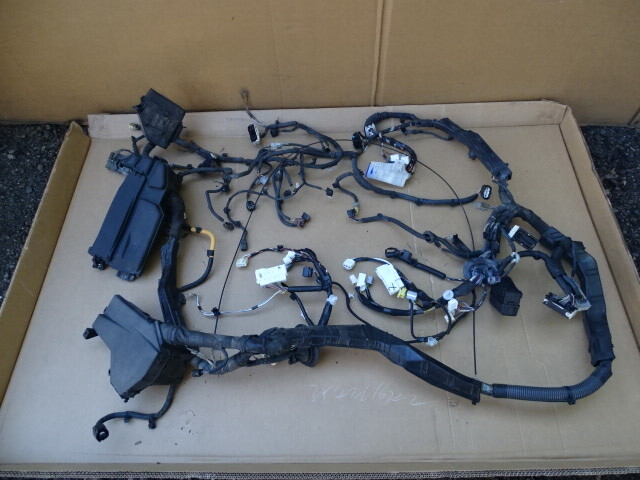 11 Lexus LS460 wiring harness w/ fuse box, engine room 82111-50q11