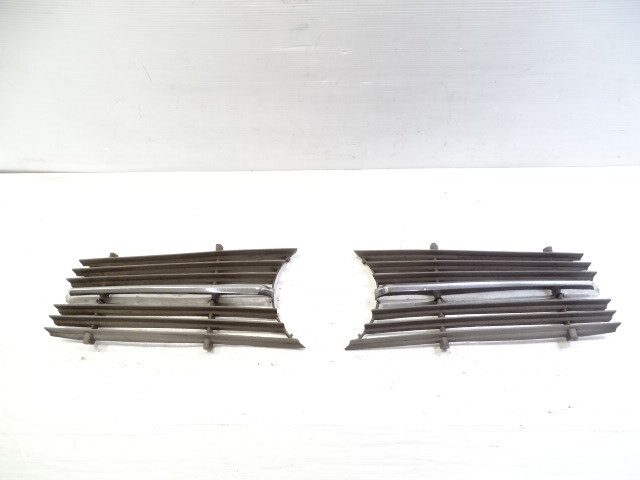 85 Mercedes R107 380SL grille, front insert left/right 1078881523 1078881623