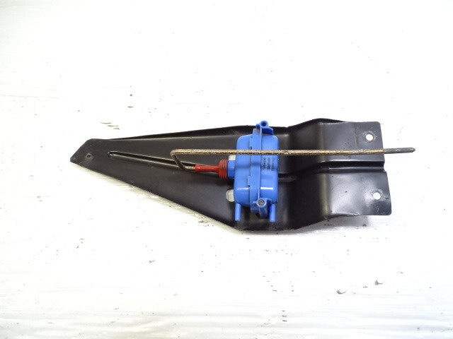 85 Mercedes R107 380SL lock actuator, fuel door vacuum element