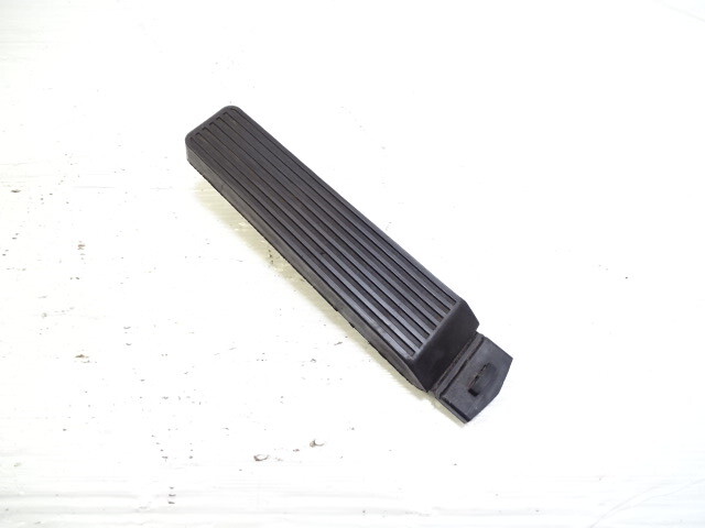 79 Mercedes W123 300CD pedal, gas accelerator, 1233010082