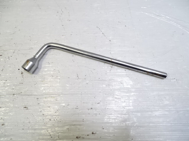79 Mercedes W123 300CD lug wrench 17MM klein 1205810246