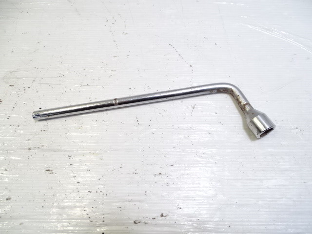 79 Mercedes W123 300CD lug wrench 17MM klein 1205810246