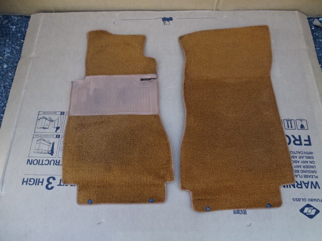 79 Mercedes W123 300CD interior floor mats carpet, front palomino 1236840129 1236841829 Coupe