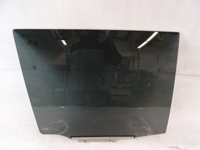 Lexus GX460 glass, door window, right rear 68113-60400 moveable