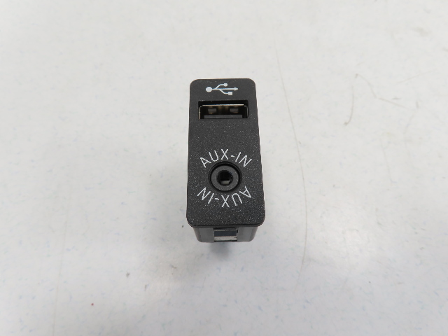12 BMW 650i F12 Convertible #1306 Socket Aux-in USB Power Audio Connect OEM 84109237654