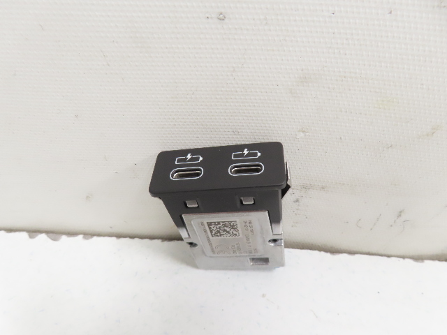 21 BMW F44 228 xi #1339 USB Port, Rear Console Charging Hub Dual OEM 84108711938