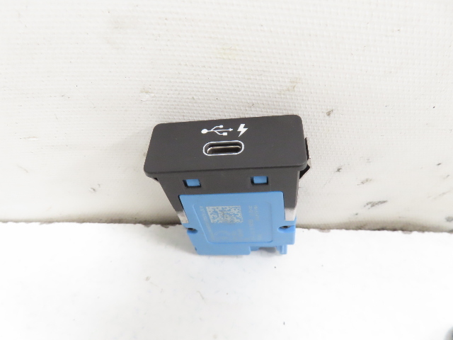 21 BMW F44 228 xi #1339 USB Port, Console Media Hub Rear 84108711939