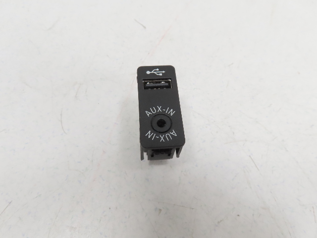 BMW X1 F48 Xdrive 28i Aux & USB Dual Port Media Hub Jack OEM 84109229246