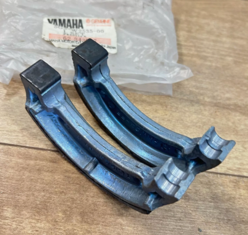 1986-1995 Yamaha YFM200 YFM225 YFM250 YFM350 YFM400 Rear Brake Shoe Set NOS 5G3-W2535-00